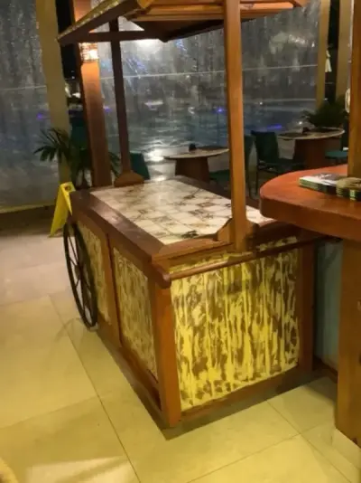Carrinho decorativo de madeira em restaurante